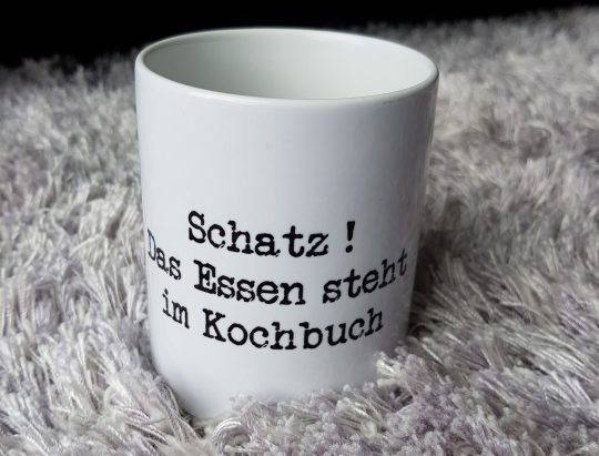 Tasse mit Spruch - Schatz, dein Essen steht im Kochbuch