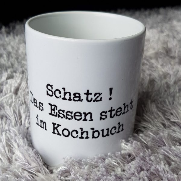 Tasse mit Spruch - Schatz, dein Essen steht im Kochbuch