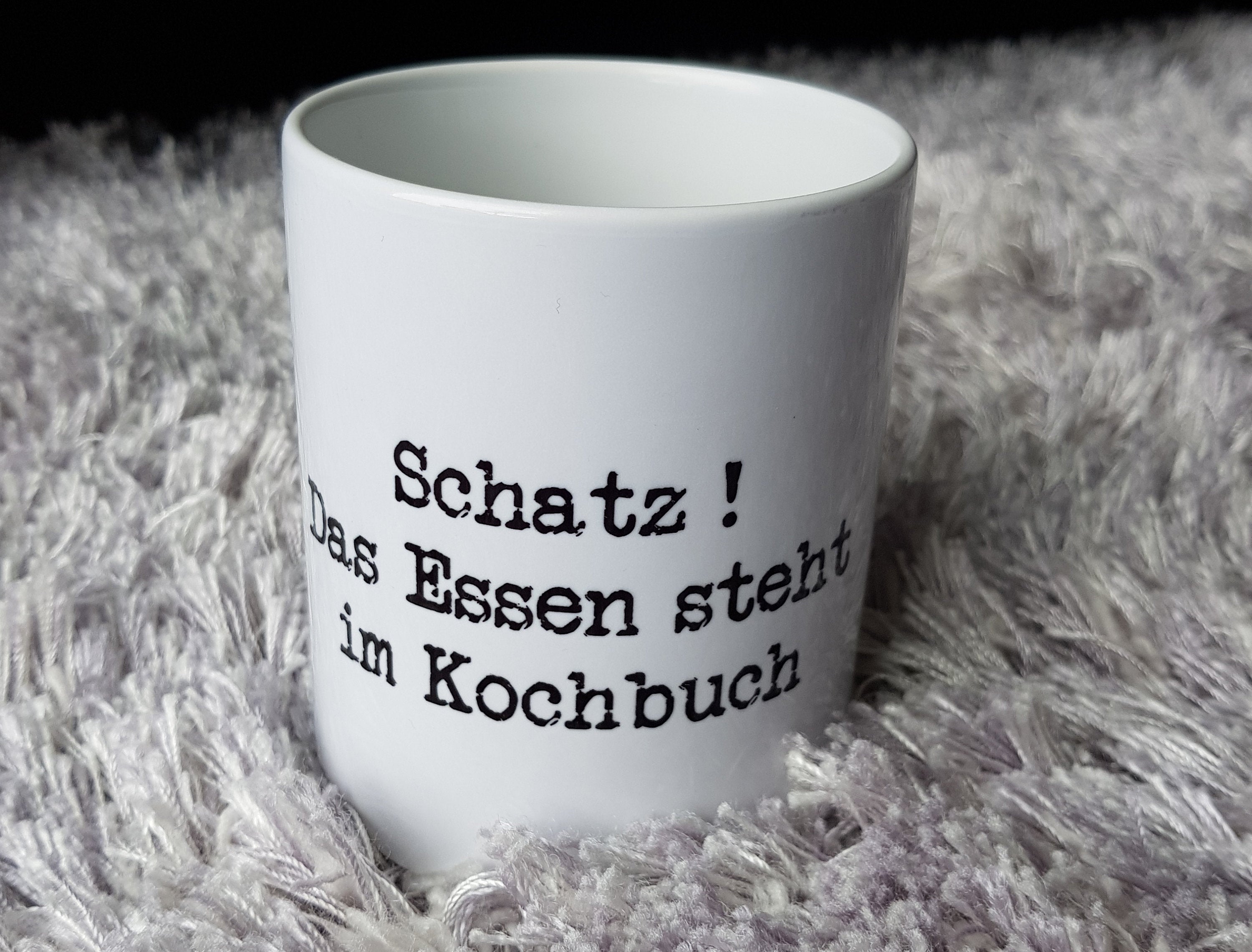 Tasse mit Spruch Schatz, dein Essen steht im Kochbuch CoriBri