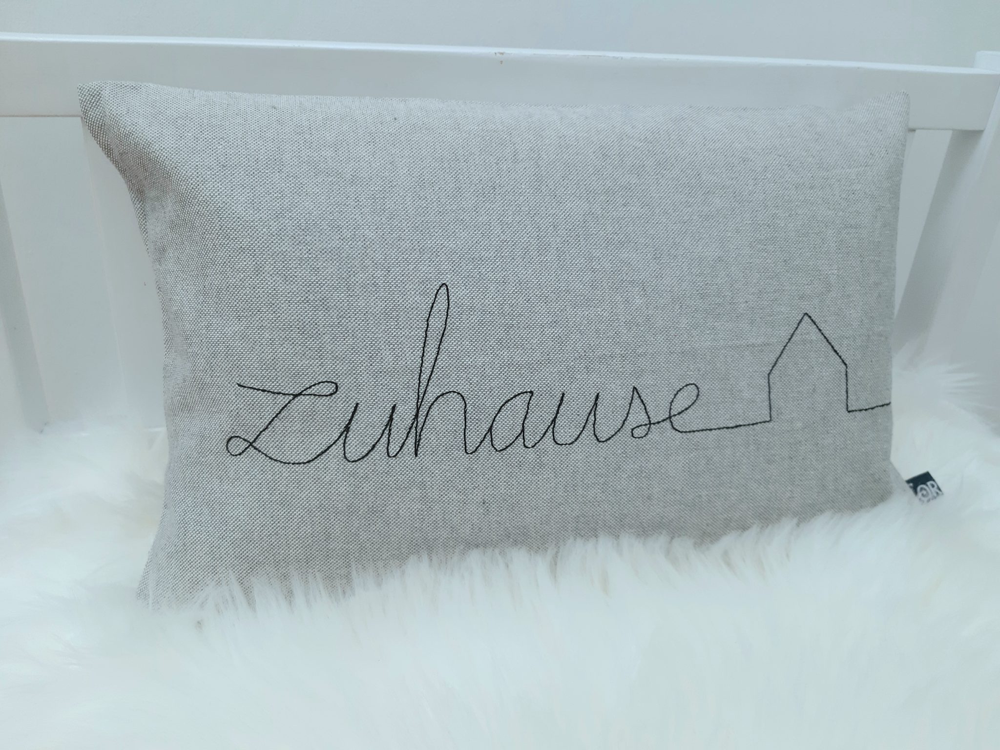 Kissen zum Einzug bestickt // Kissen zuhause, dahoam, home