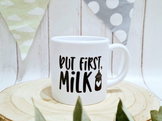 Kindertasse aus Kunststoff mit süßem Spruch - perfekt für kleine Kinderhände - But first Milk