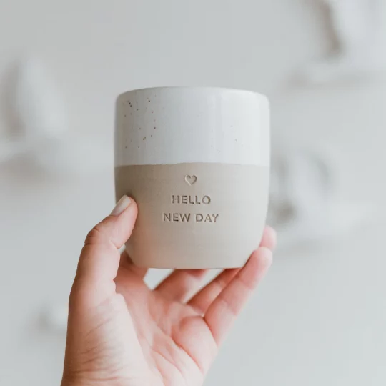 Großer Steingut Becher "Hello New Day"