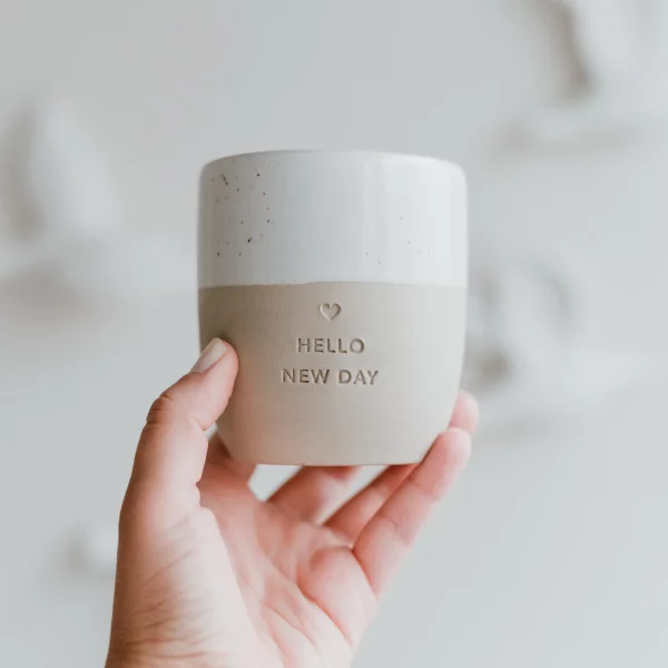 Großer Steingut Becher "Hello New Day"
