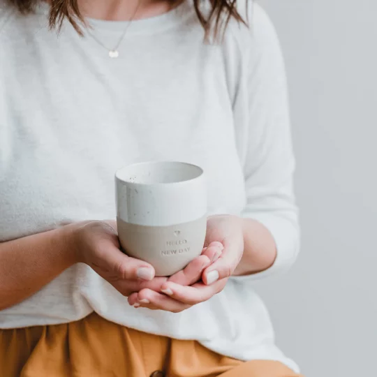 Großer Steingut Becher "Hello New Day" – Bild 4