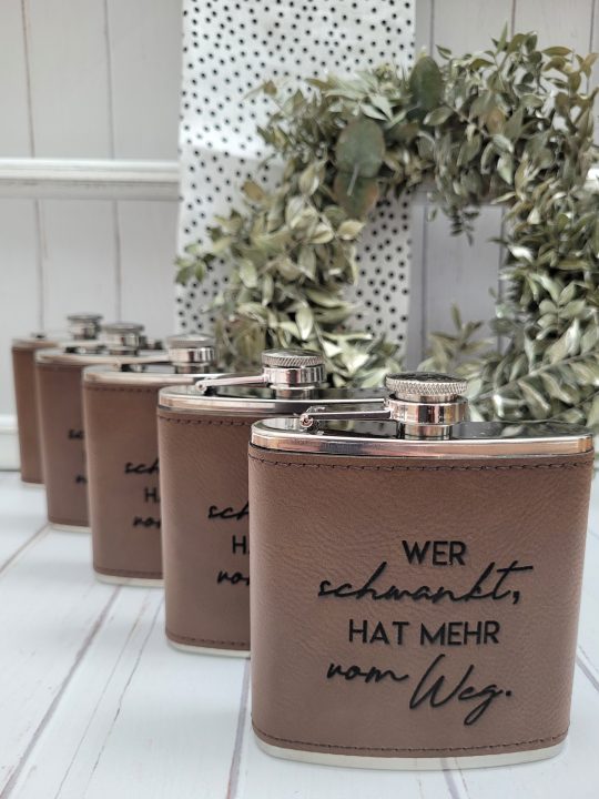Flachmann mit Gravur - Wer schwankt, hat mehr vom Weg.