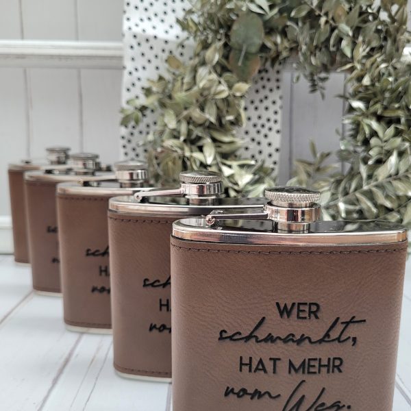 Flachmann mit Gravur - Wer schwankt, hat mehr vom Weg.