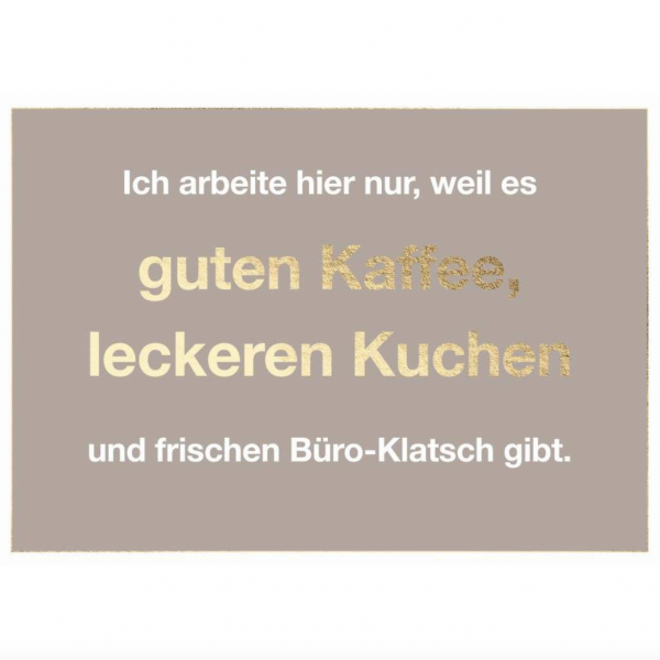 Postkarte: Ich arbeite hier nur, weil es guten Kaffee, leckeren Kuchen und frischen Büro-Klatsch gib