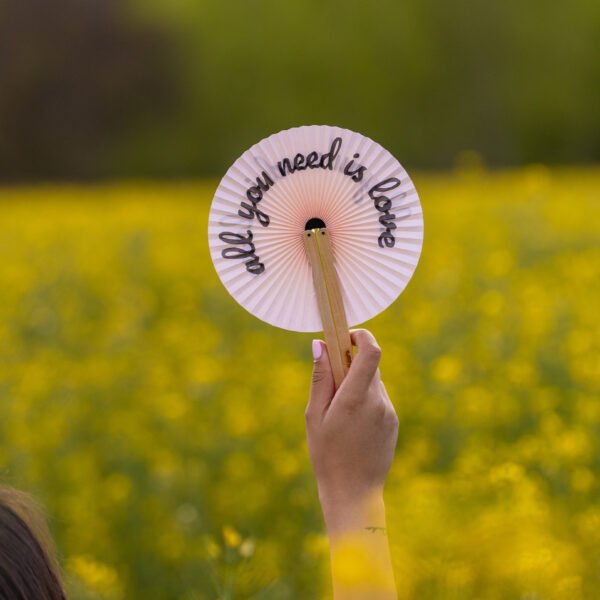 Mini Handfächer rund "All you need is love"