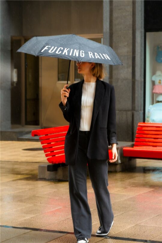 Kleiner Regenschirm für die Tasche - Fucking Rain - schwarz – Bild 3