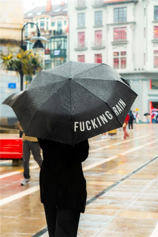 Kleiner Regenschirm für die Tasche - Fucking Rain - schwarz